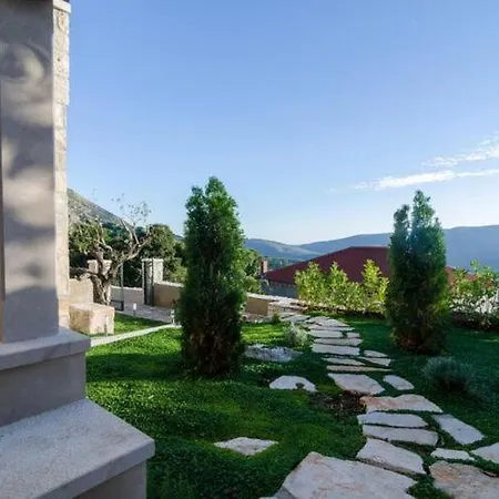 Willa Falcon Rook - Four-bedroom With Terrace And Swimming Pool