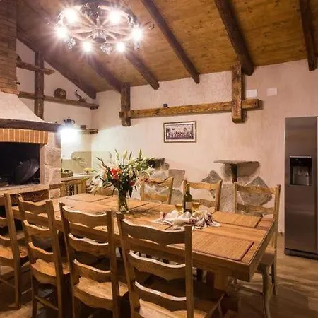 Falcon Rook - Four-bedroom With Terrace And Swimming Pool Willa