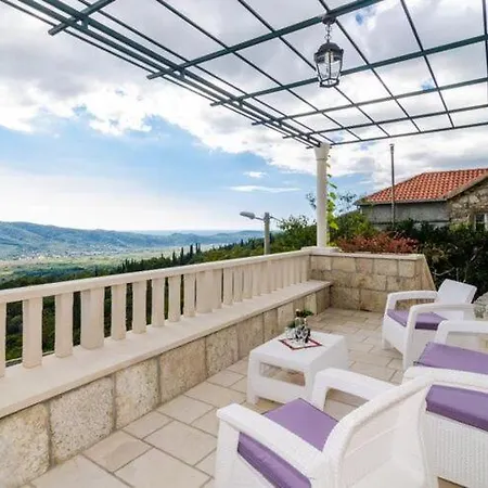 Falcon Rook - Four-bedroom With Terrace And Swimming Pool
