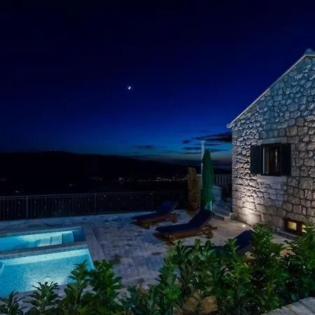 Falcon Rook - Four-bedroom With Terrace And Swimming Pool Willa