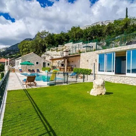 Willa Falcon Rook - Four-bedroom With Terrace And Swimming Pool *