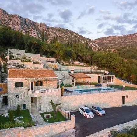 Falcon Rook - Four-bedroom With Terrace And Swimming Pool Willa