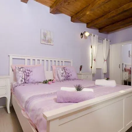 Willa Falcon Rook - Four-bedroom With Terrace And Swimming Pool