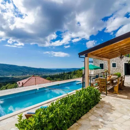 Falcon Rook - Four-bedroom With Terrace And Swimming Pool Willa
