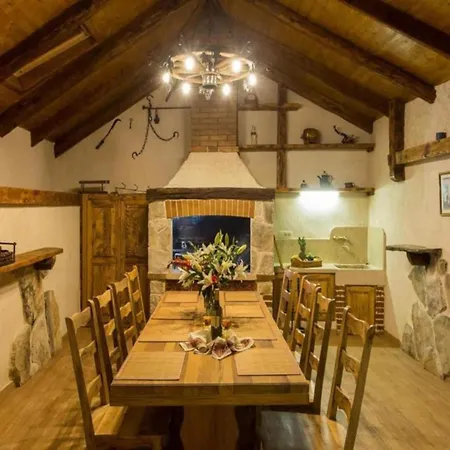 Falcon Rook - Four-bedroom With Terrace And Swimming Pool Willa