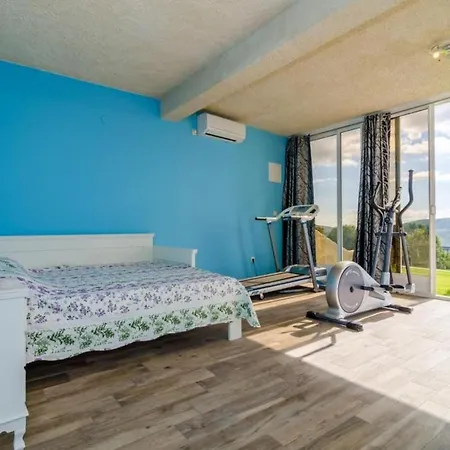 Διαμέρισμα Falcon Rook - Four-bedroom With Terrace And Swimming Pool Dunave Krajnje
