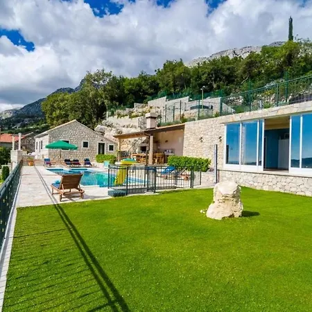 Διαμέρισμα Falcon Rook - Four-bedroom With Terrace And Swimming Pool Dunave Krajnje