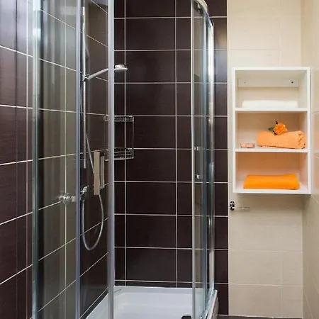 Falcon Rook - Four-bedroom With Terrace And Swimming Pool