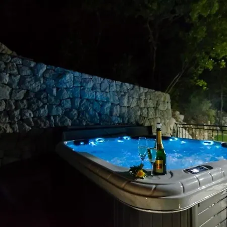 Falcon Rook - Four-bedroom With Terrace And Swimming Pool Διαμέρισμα Dunave Krajnje