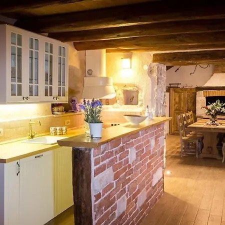 Falcon Rook - Four-bedroom With Terrace And Swimming Pool *