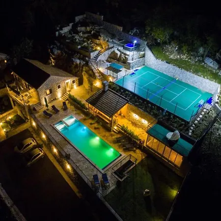 Διαμέρισμα Falcon Rook - Four-bedroom With Terrace And Swimming Pool Dunave Krajnje