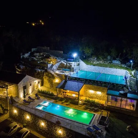 Falcon Rook - Four-bedroom With Terrace And Swimming Pool Dunave Krajnje
