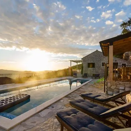 Falcon Rook - Four-bedroom With Terrace And Swimming Pool