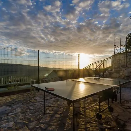Falcon Rook - Four-bedroom With Terrace And Swimming Pool Διαμέρισμα Dunave Krajnje