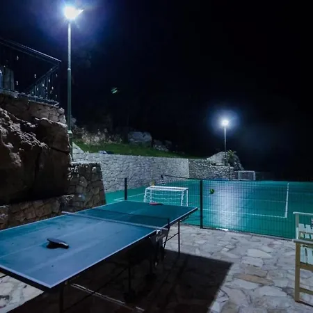 Falcon Rook - Four-bedroom With Terrace And Swimming Pool Διαμέρισμα