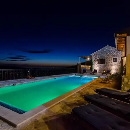 Falcon Rook - Four-bedroom With Terrace And Swimming Pool