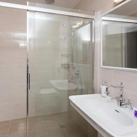 Falcon Rook - Four-bedroom With Terrace And Swimming Pool * Dunave Krajnje