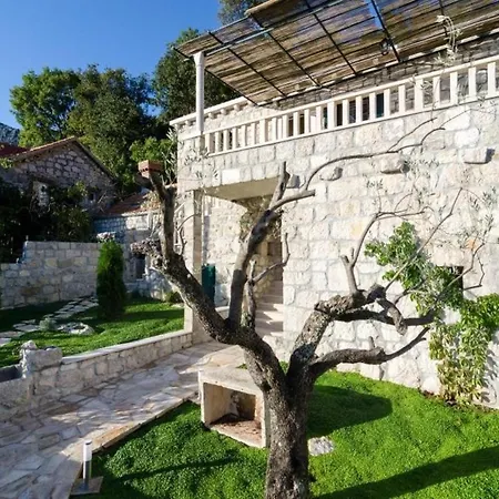 Falcon Rook - Four-bedroom With Terrace And Swimming Pool Διαμέρισμα