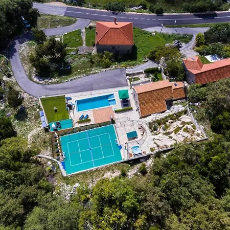 Falcon Rook - Four-bedroom With Terrace And Swimming Pool Διαμέρισμα *