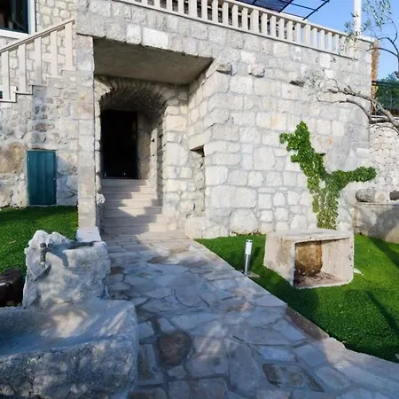 Διαμέρισμα Falcon Rook - Four-bedroom With Terrace And Swimming Pool Dunave Krajnje