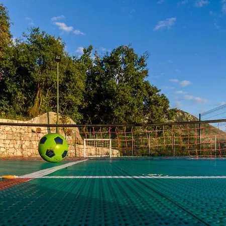 Falcon Rook - Four-bedroom With Terrace And Swimming Pool * Dunave Krajnje