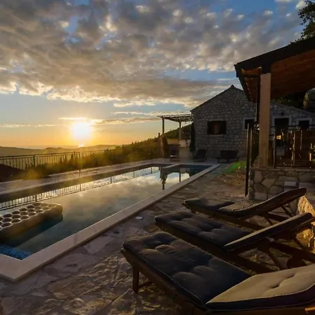 Falcon Rook - Four-bedroom With Terrace And Swimming Pool