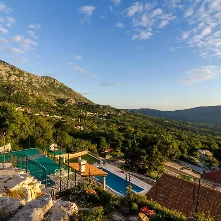 Διαμέρισμα Falcon Rook - Four-bedroom With Terrace And Swimming Pool Dunave Krajnje