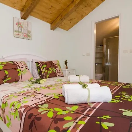 Falcon Rook - Four-bedroom With Terrace And Swimming Pool *