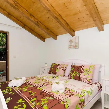 Διαμέρισμα Falcon Rook - Four-bedroom With Terrace And Swimming Pool *
