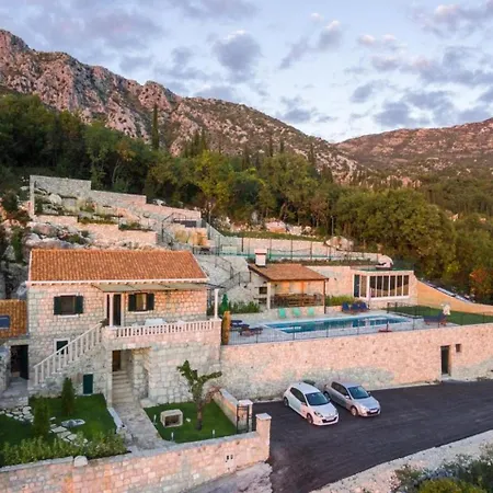 Falcon Rook - Four-bedroom With Terrace And Swimming Pool