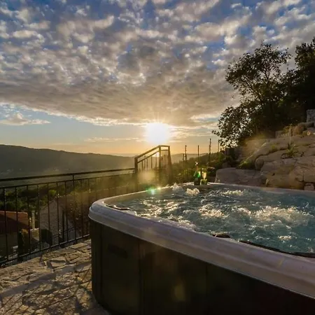 Διαμέρισμα Falcon Rook - Four-bedroom With Terrace And Swimming Pool *