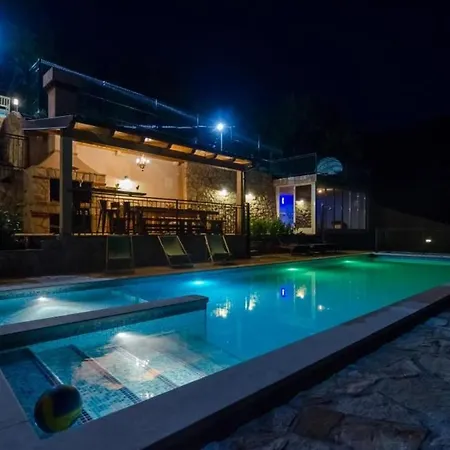 Falcon Rook - Four-bedroom With Terrace And Swimming Pool *