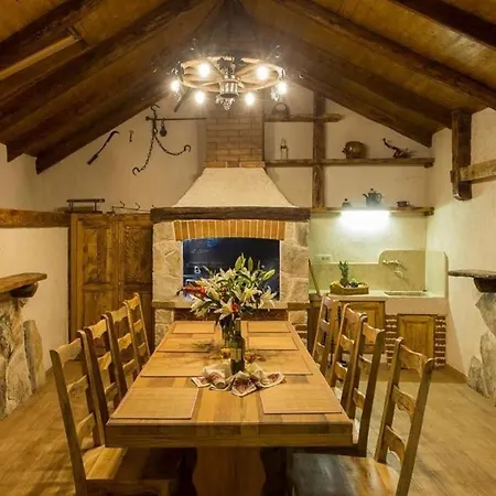 Διαμέρισμα Falcon Rook - Four-bedroom With Terrace And Swimming Pool *