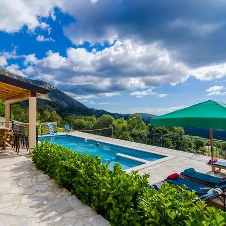 Falcon Rook - Four-bedroom With Terrace And Swimming Pool *