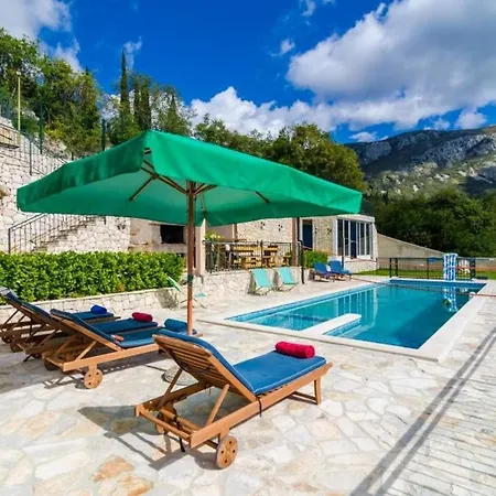 Falcon Rook - Four-bedroom With Terrace And Swimming Pool Dunave Krajnje