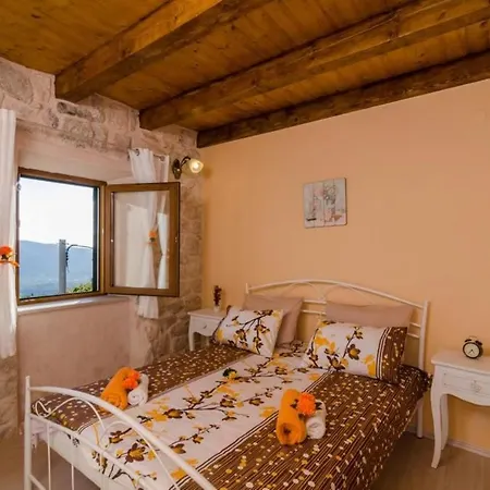 Falcon Rook - Four-bedroom With Terrace And Swimming Pool Διαμέρισμα Dunave Krajnje