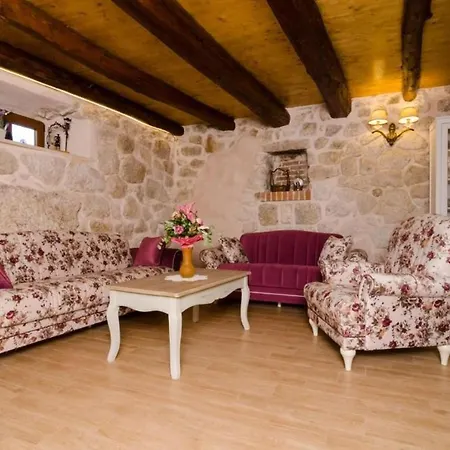 Διαμέρισμα Falcon Rook - Four-bedroom With Terrace And Swimming Pool
