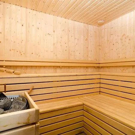 Falcon Rook - Four-bedroom With Terrace And Swimming Pool