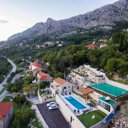 Falcon Rook - Four-bedroom With Terrace And Swimming Pool